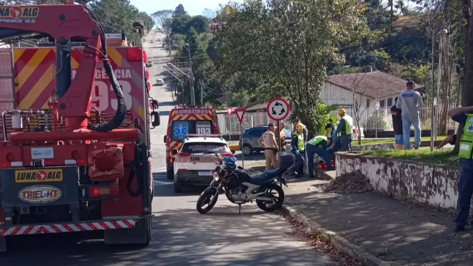 Carro foge após colidir com moto em Mafra